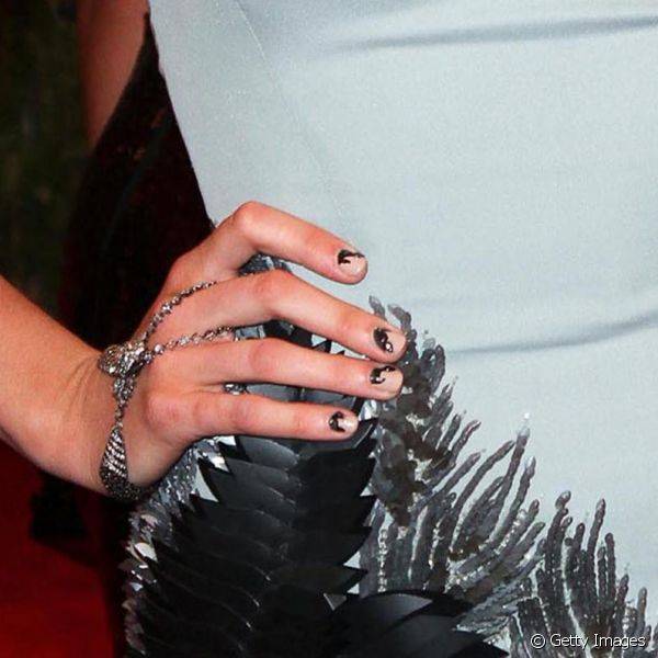 Na edição 2013 do baile de gala do MET Blake combinou as unhas com o vestido e tentou recriar as mesmas folhagens cinzas da roupa